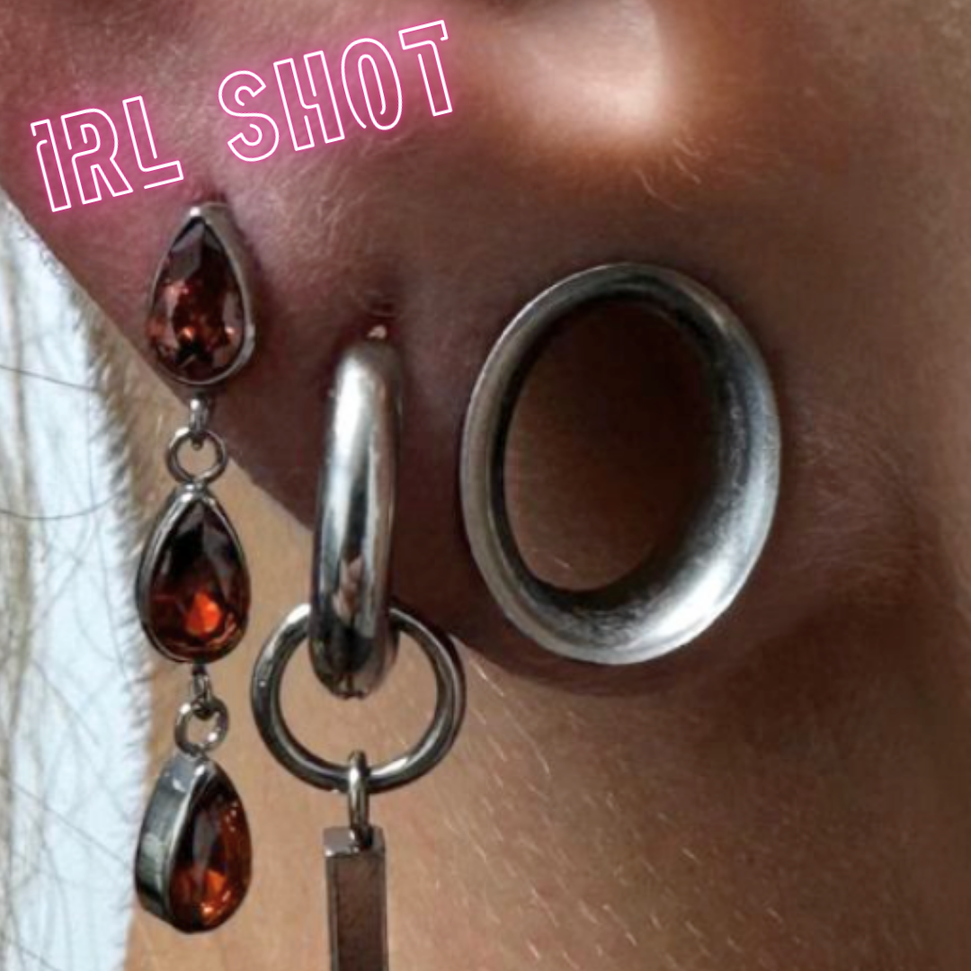 Topas su raudonais pakabukais