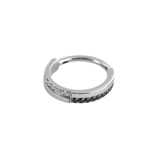 Ring with clear and black side gems